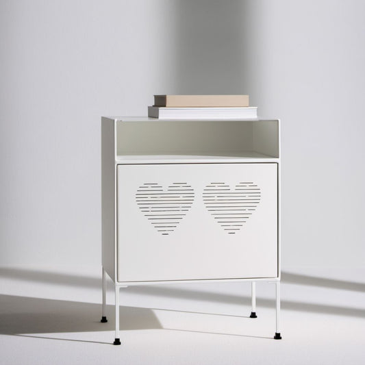 Biała metalowa szafka nocna 60 × 35 × 70 cm z półką i drzwiczkami w serca
